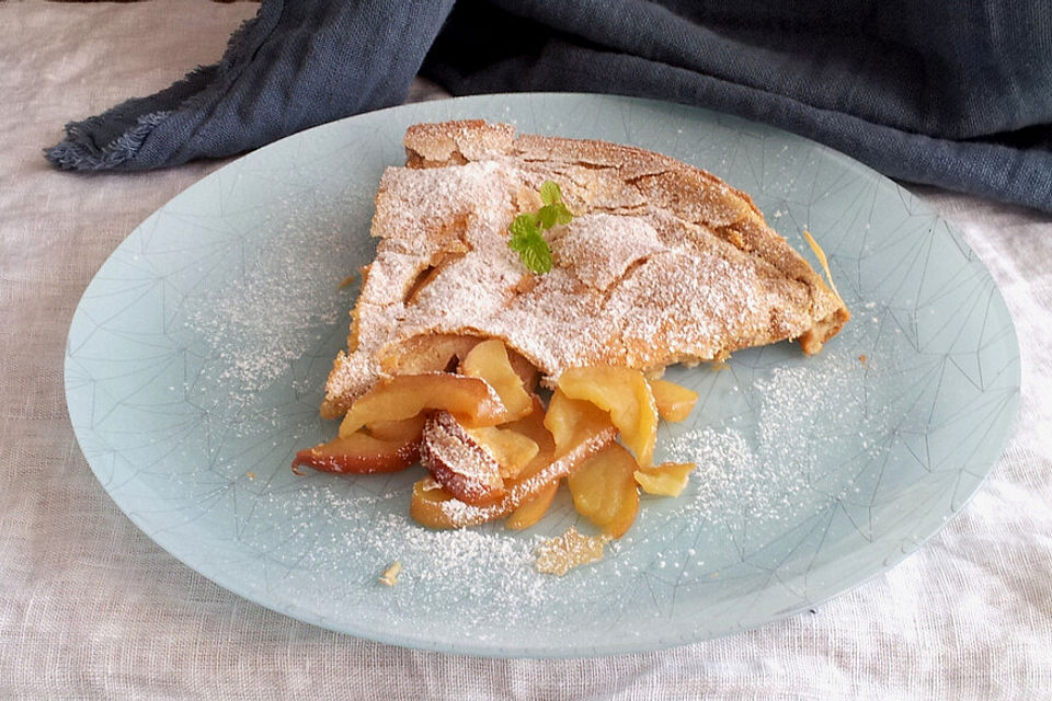 Apfel-Pfannkuchen aus dem Backofen