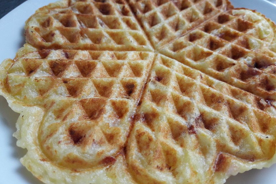 Deftige Waffeln mit Speck und Zwiebeln