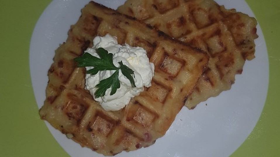 Deftige Waffeln mit Speck und Zwiebeln von KulturenMix Deftige Waffeln mit Speck und Zwiebeln von KulturenMix