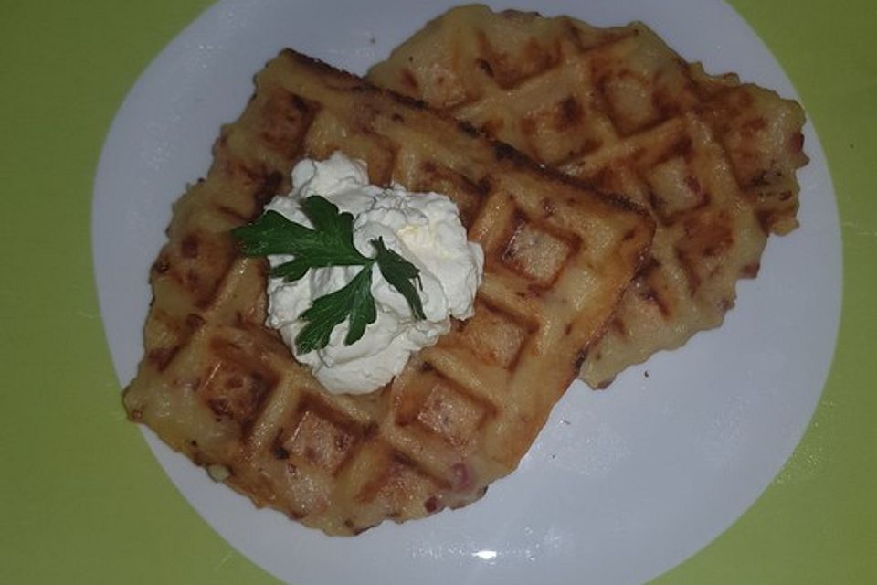 Deftige Waffeln mit Speck und Zwiebeln