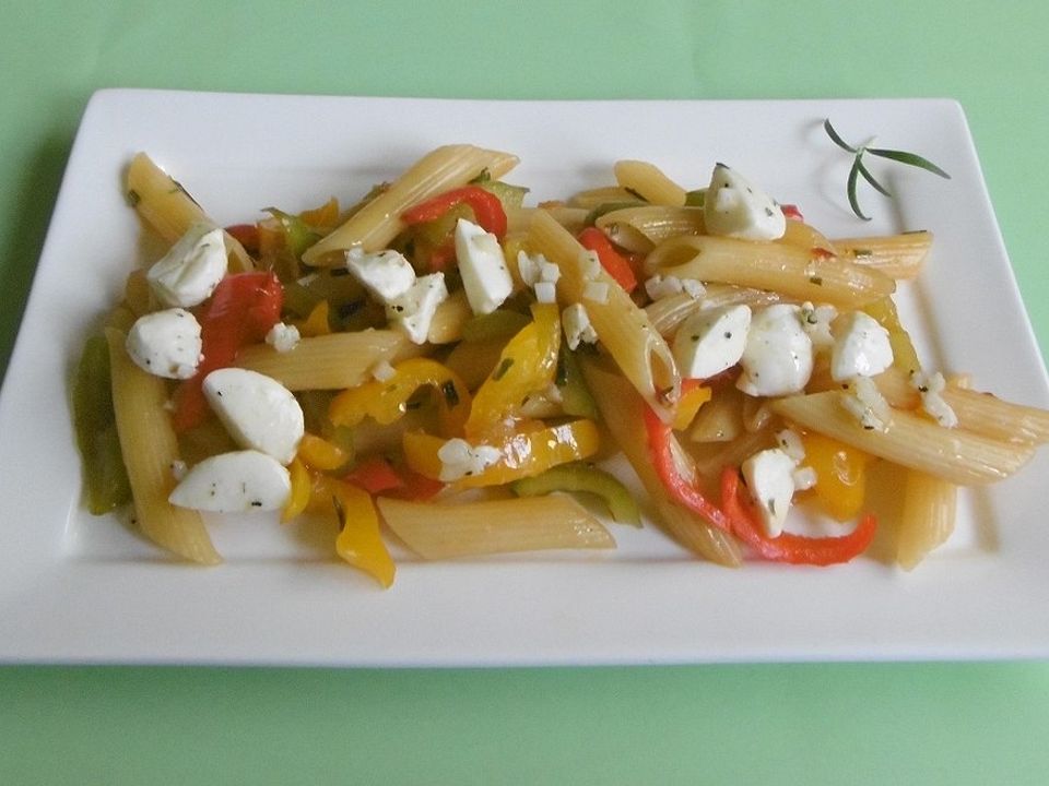 Penne mit buntem Paprikagemüse und marinierten Mozzarellawürfeln von ...
