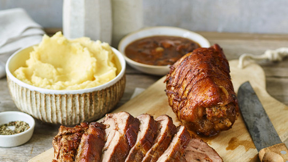 Schweinerollbraten-mit-Speck-und-Backobst