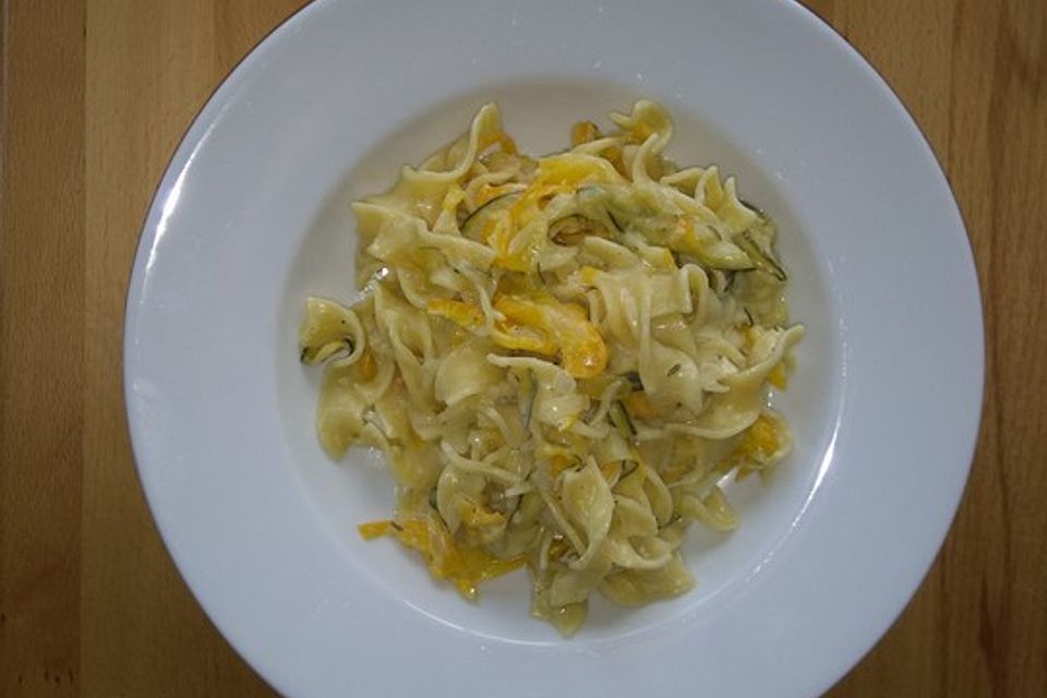 Tagliatelle in Zucchini-Zitronen-Schmand-Sauce