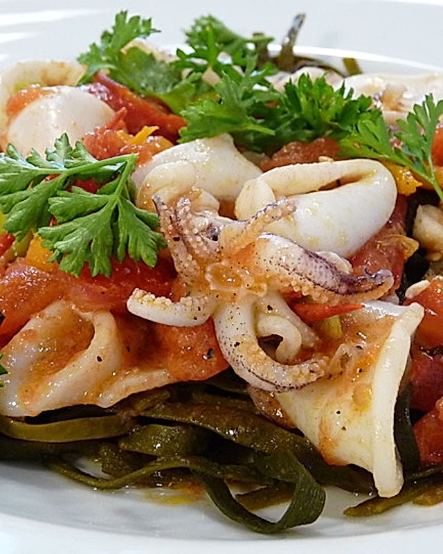 Meeresspaghetti mit Tintenfisch-Ragout