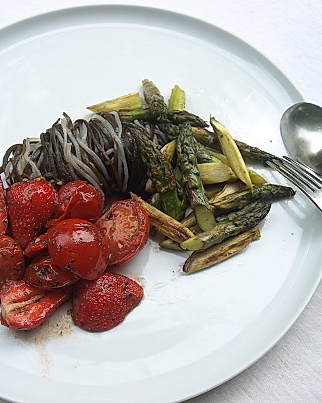 Kelp Noodles und Meeresspaghetti mit Tomaten-Erdbeer-Sugo