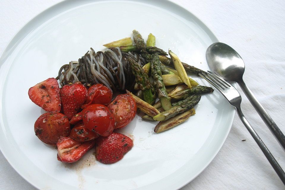 Kelp Noodles und Meeresspaghetti mit Tomaten-Erdbeer-Sugo