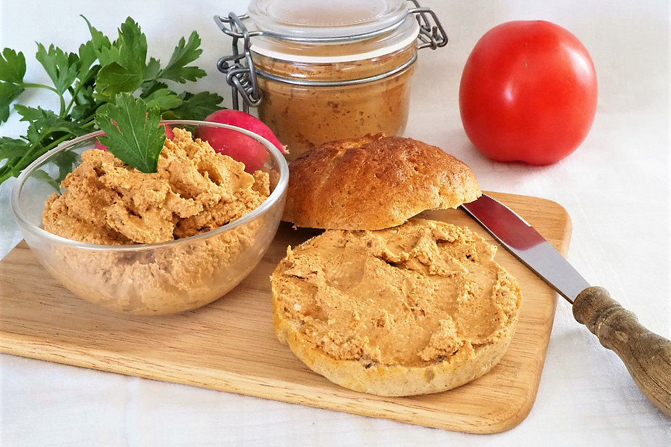 Brotaufstrich mit Feta-Käse und getrockneten Tomaten