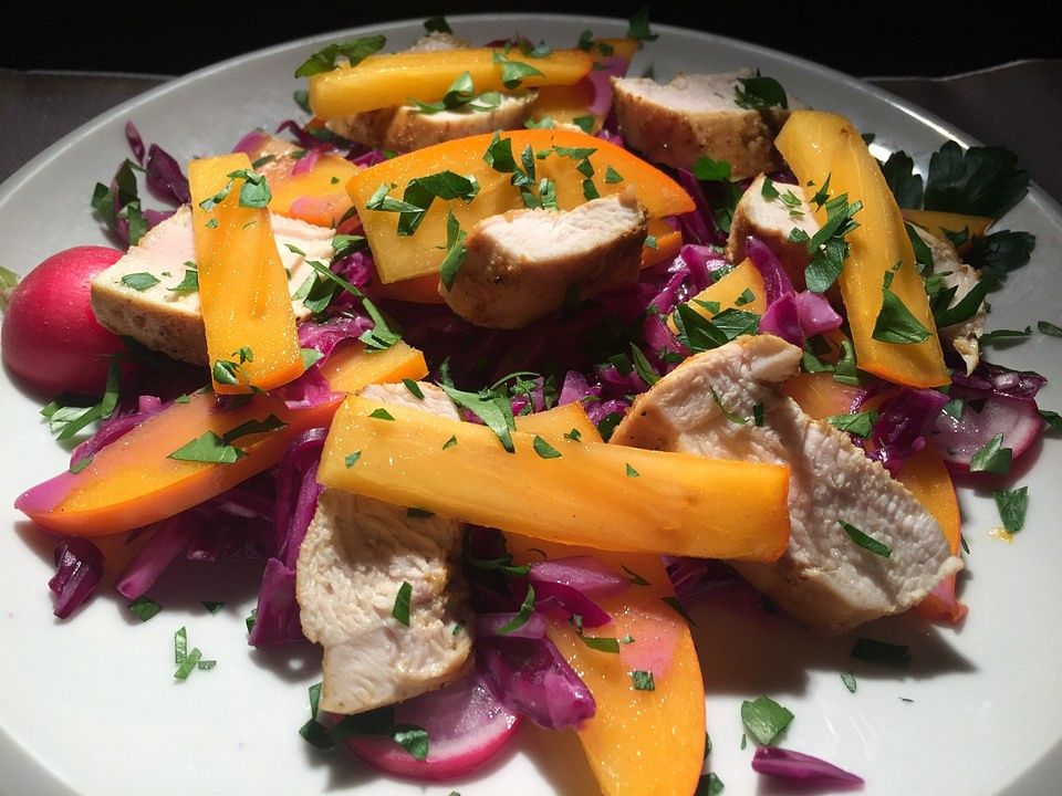 Rotkohl-Radieschen-Kaki-Salat mit Curry-Hähnchen von SessM| Chefkoch