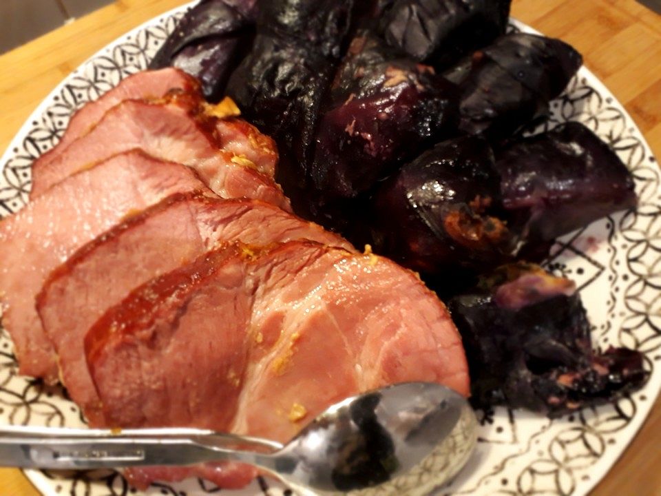 Rotkohlrouladen mit Bergkäse-Brezel-Füllung und Honig-Kasseler von ...