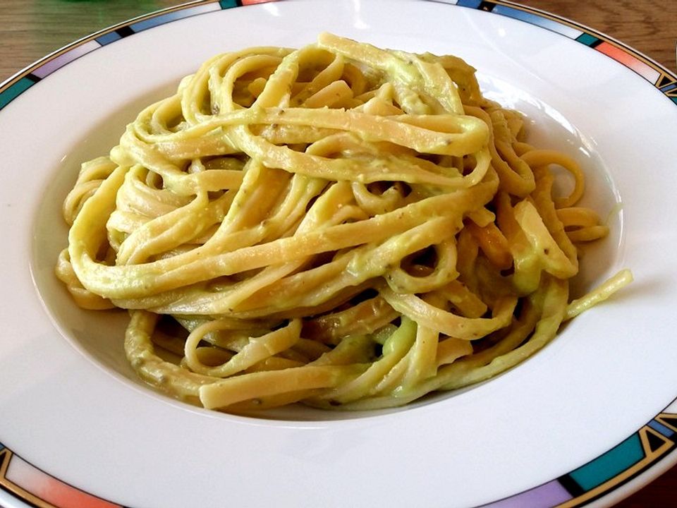 Linguine mit cremiger Avocadosauce