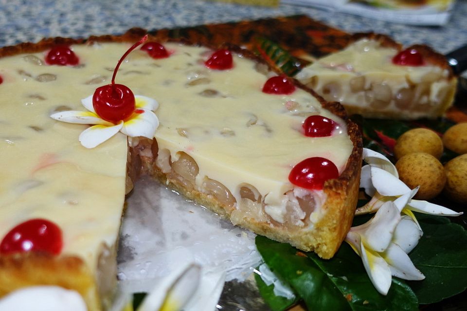 Exotische Torte mit Lengkeng-Früchten in Vanille-Creme