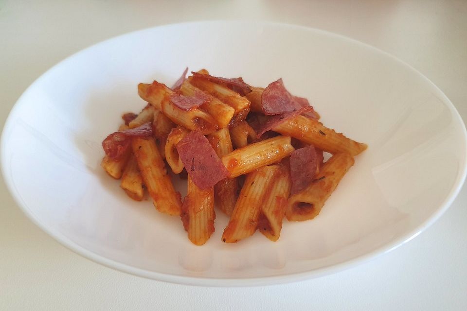 Penne mit Salami-Tomaten-Sauce