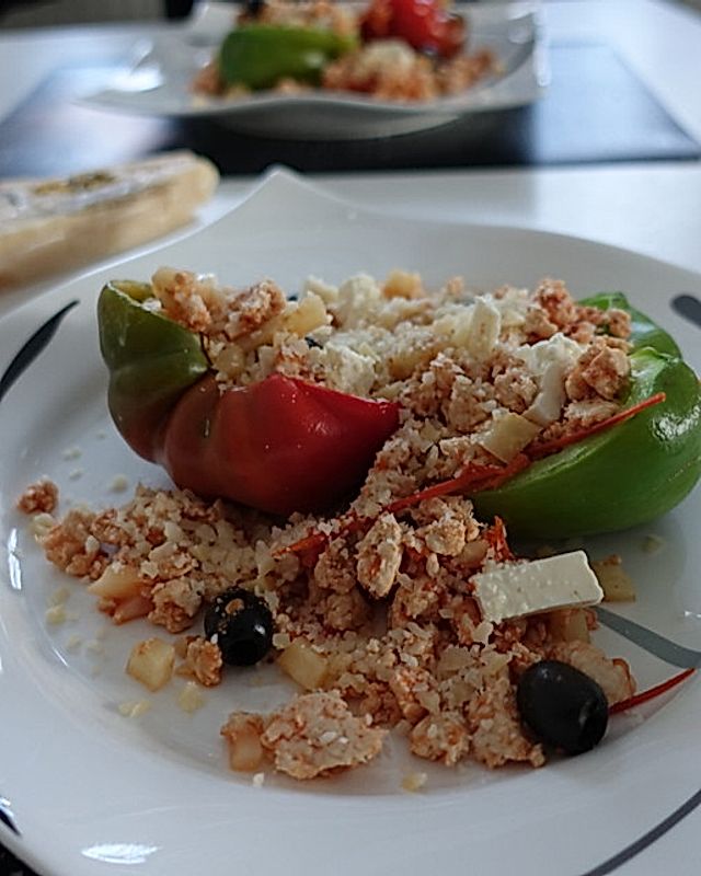 Gefüllte Paprika mit Hackfleisch, Oliven, Feta, Sellerie und Parmesan