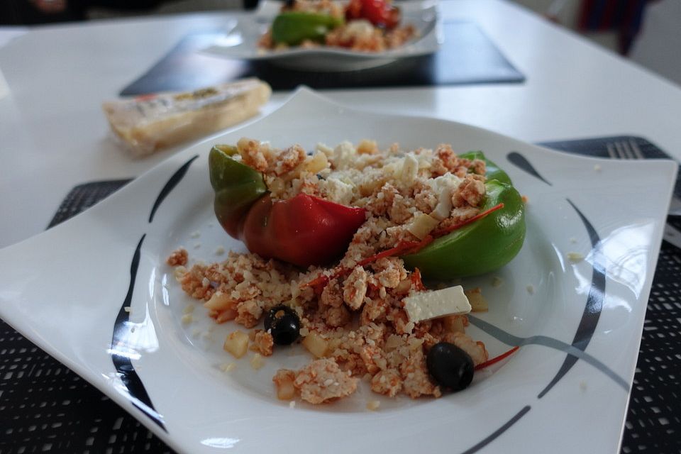 Gefüllte Paprika mit Hackfleisch, Oliven, Feta, Sellerie und Parmesan