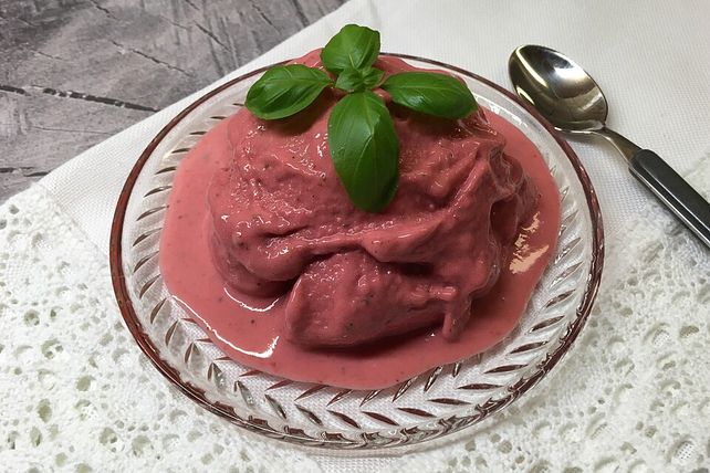 Selbstgemachtes Erdbeereis ohne Eismaschine von BakeClub_official| Chefkoch