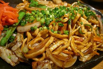Chinesisch gebratene Nudeln mit Gemüse