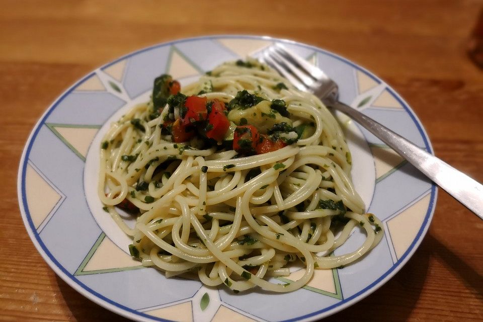 Spaghetti mit Spinat, Knoblauch und Paprika