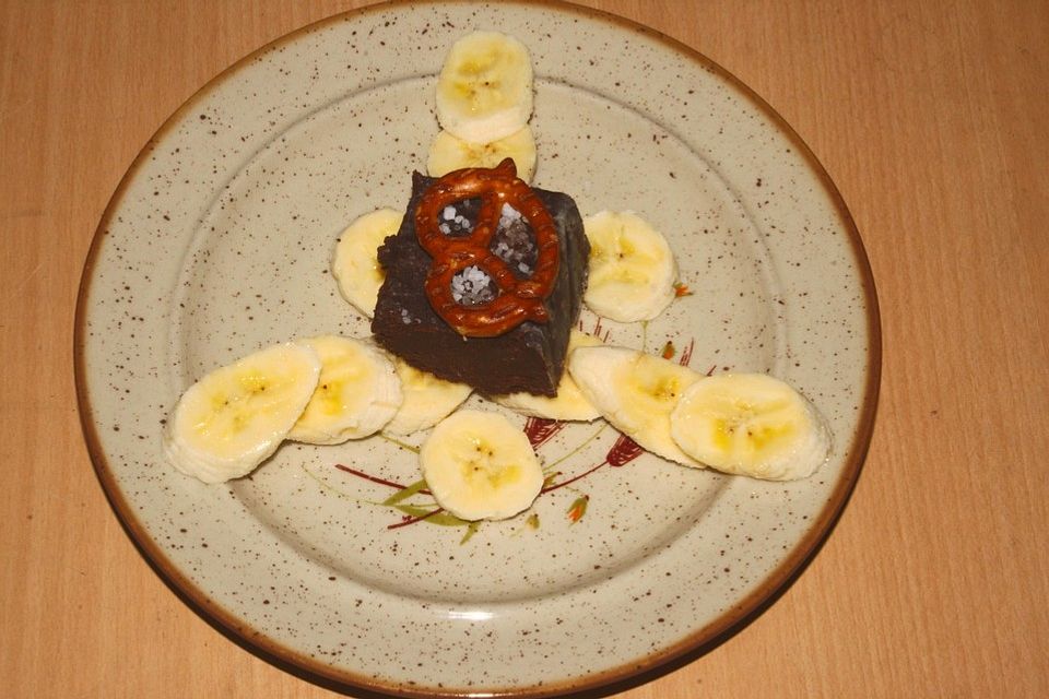 Schokoladendessert mit Salzbrezel und Banane