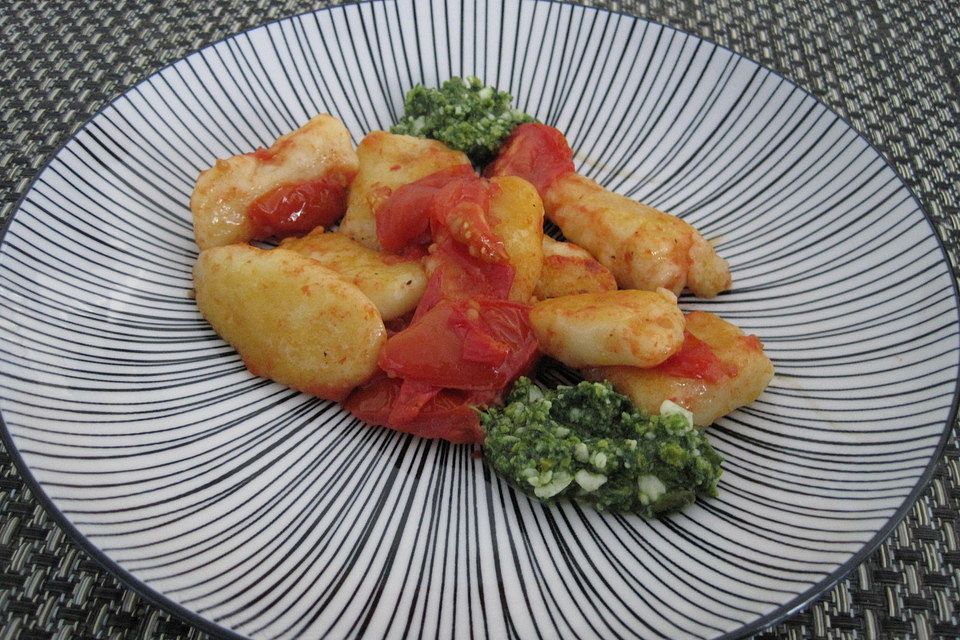 Gnocchi mit geschmolzenen Tomaten und Spinatpesto