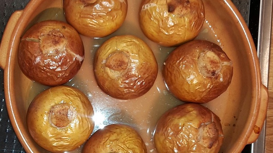 Bratäpfel mit Marzipan, Walnüssen und Joghurtsauce von fqs99| Chefkoch