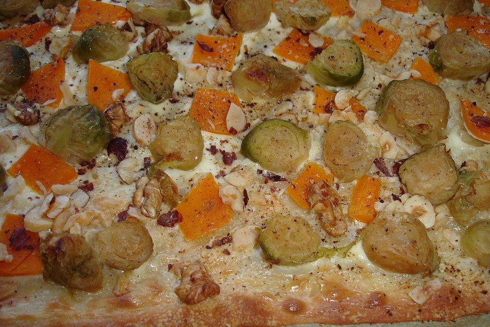 Flammkuchen mit Rosenkohl, Kürbis und Nüssen