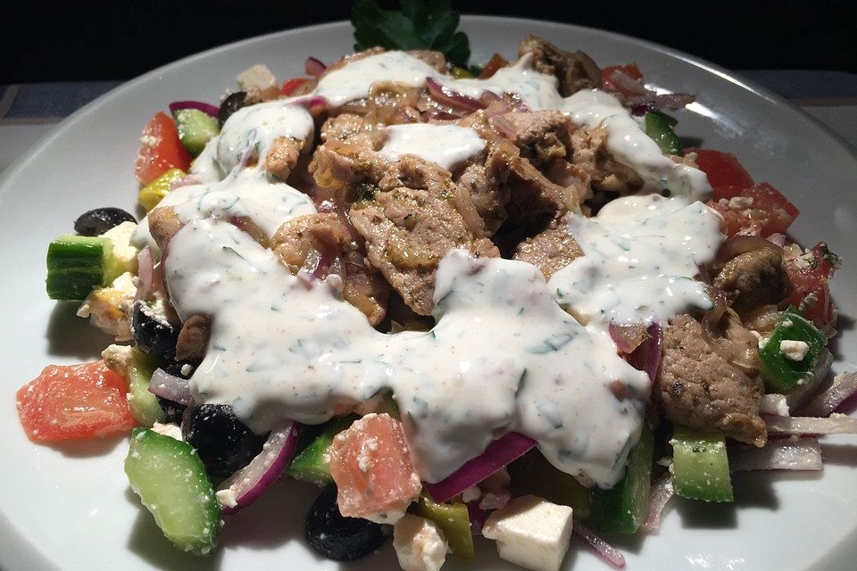 Bauernsalat mit Gyros und Joghurtsoße