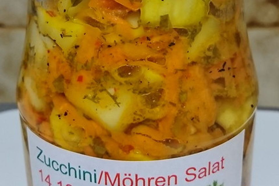 Eingekochter Zucchini-Möhren-Salat