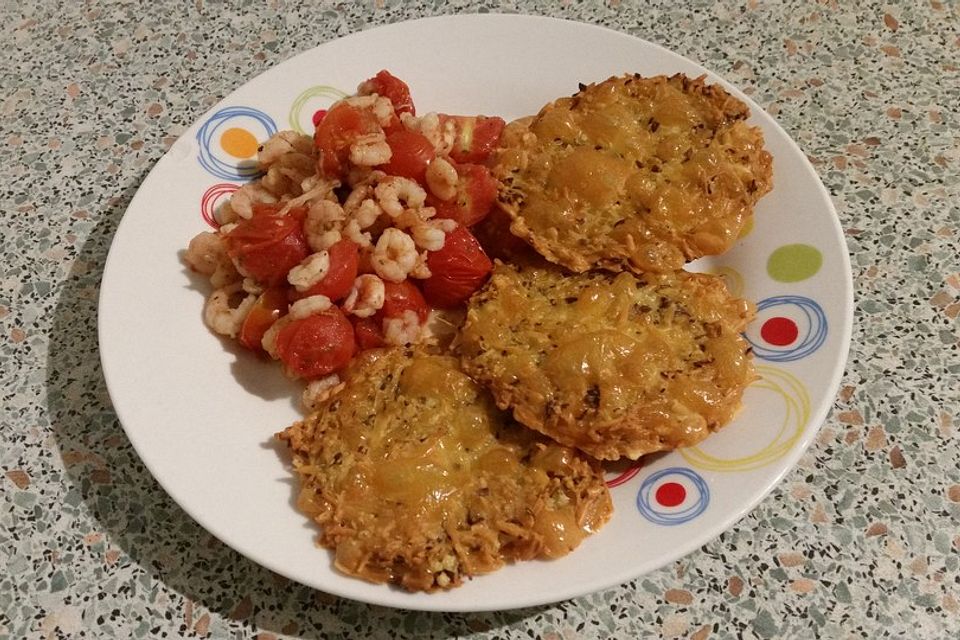 Käsetaler mit Garnelen und Tomaten