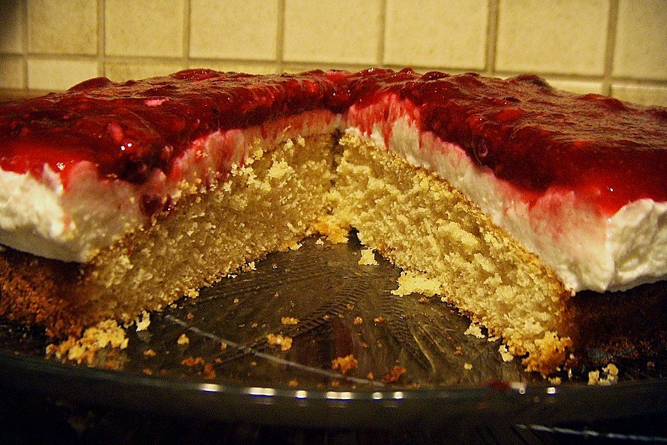 Schmand - Torte mit roter Grütze