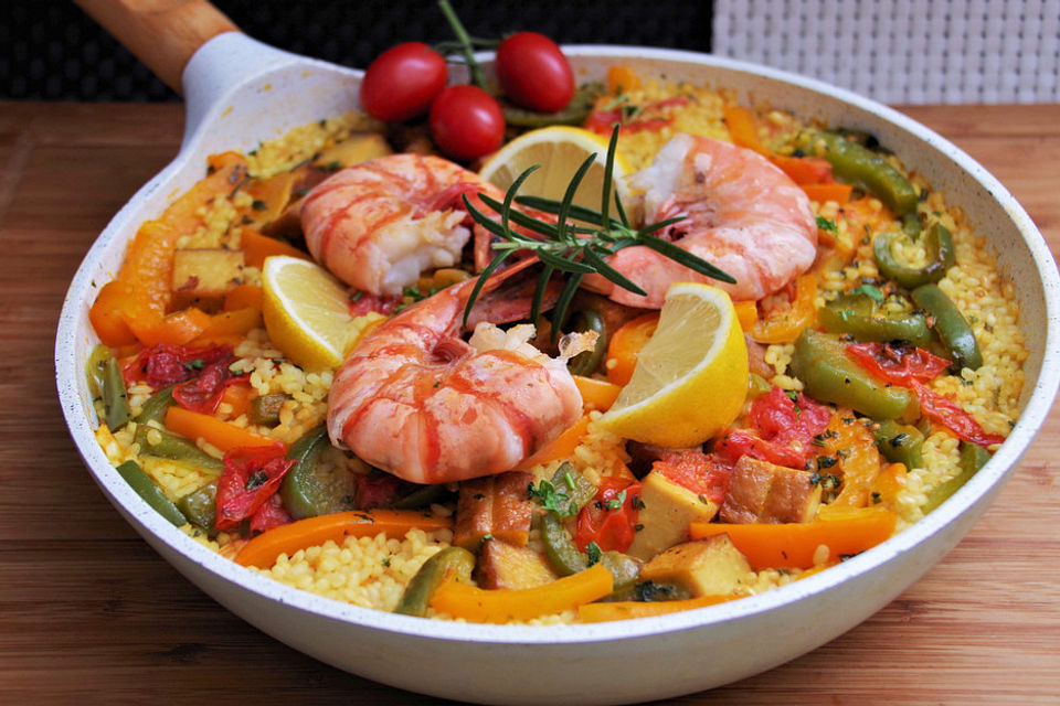 Hähnchen-Paella mit Paprika und Chorizo