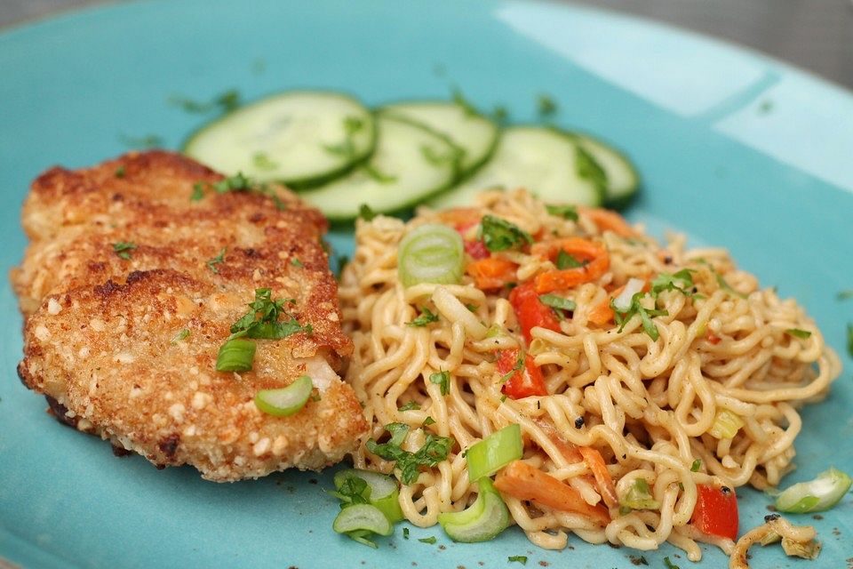 Schnitzel mit Erdnusspanade und Gemüse-Mie-Nudeln