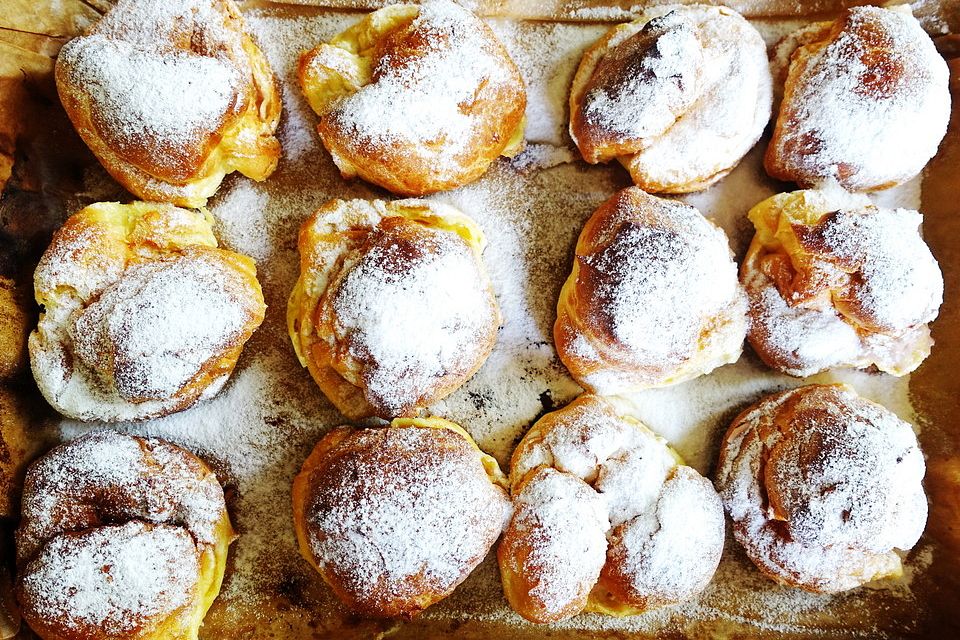 Windbeutel mit Mangocreme-Füllung 'Delicio'