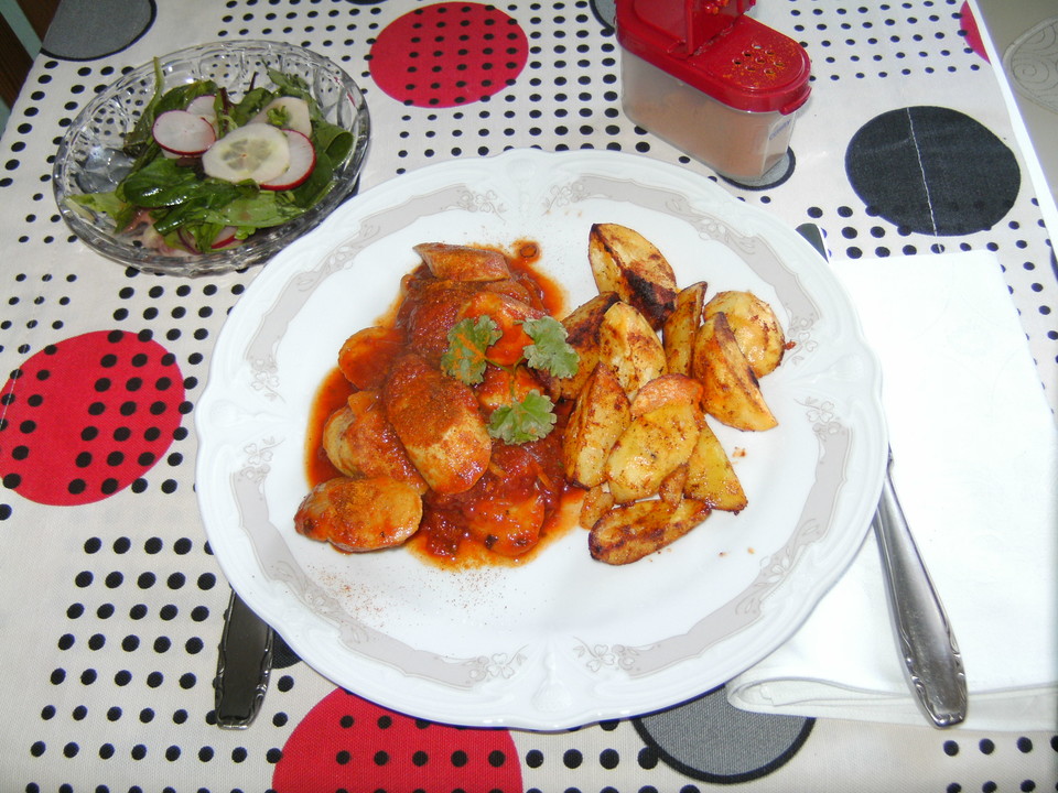 Currywurst-Gulasch mit feiner Bratwurst und Paprika-Kartoffelspalten ...
