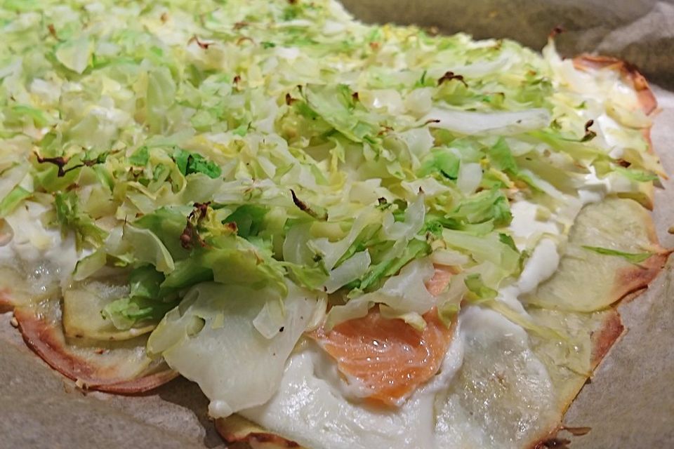 Kartoffel-Flammkuchen mit Wirsing und Lachs