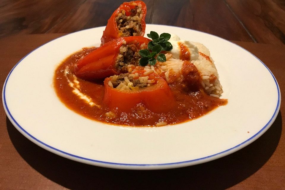 Vegetarische mit Quorn und Reis gefüllte Paprikaschoten in Tomatensauce