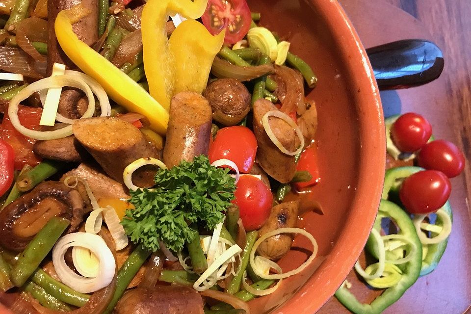 Kasserolle mit vegetarischen Würstchen, grünen Bohnen, Paprika und Pilzen