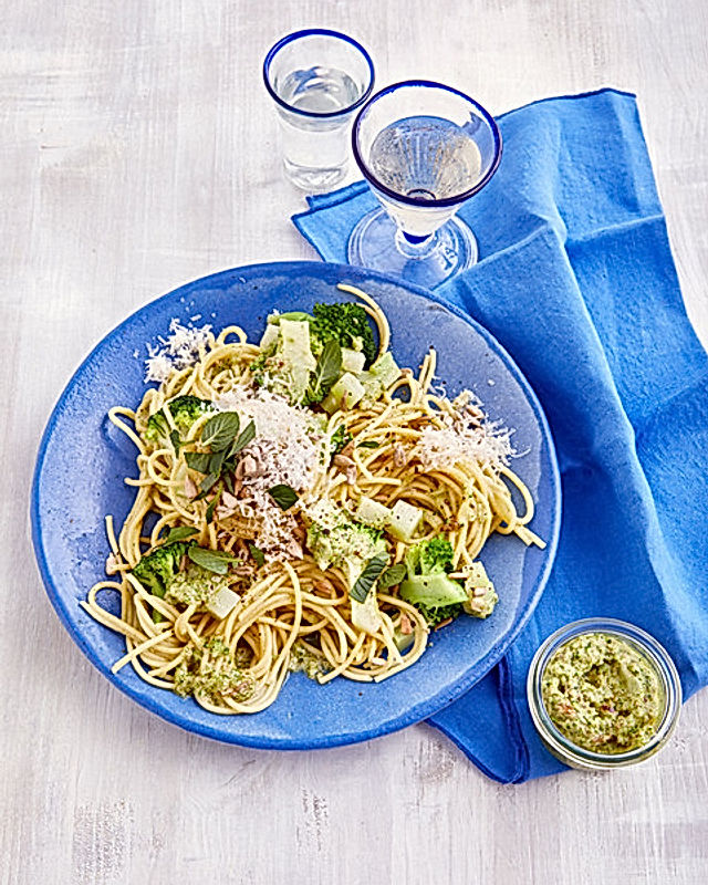 Spaghetti mit Brokkoli-Minz-Pesto