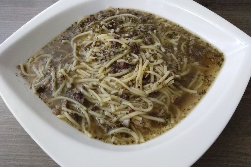 Wurstsuppe von der Eisbeinbrühe Wurstsuppe von der Eisbeinbrühe