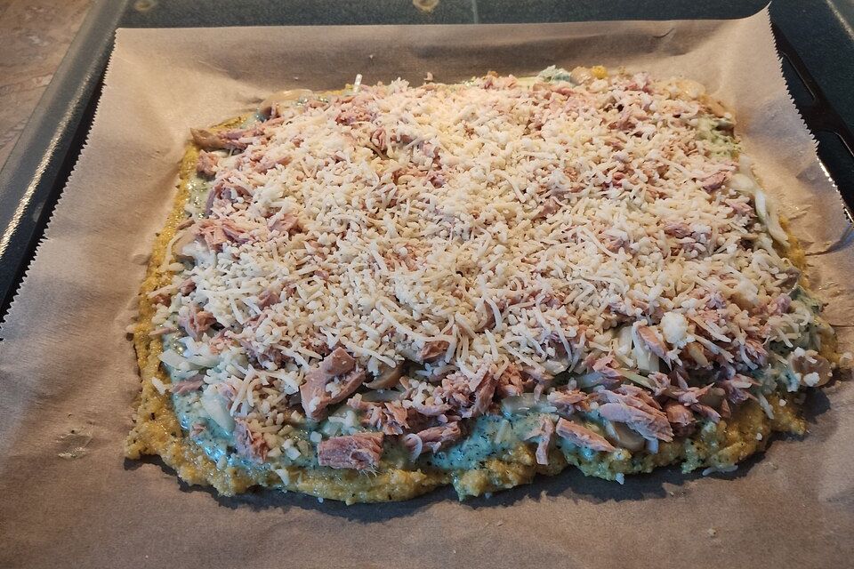 Polenta-Pizza mit Pilzen und Thunfisch