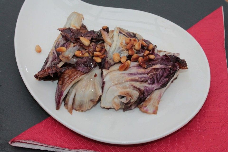 Gebratener Radicchio mit Pinienkernen Gebratener Radicchio mit Pinienkernen
