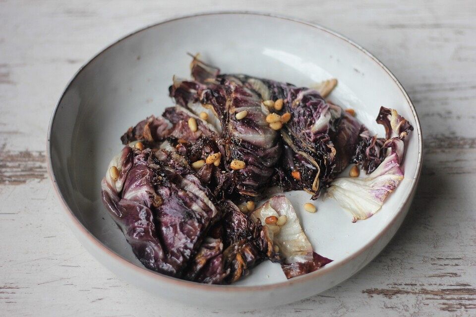 Gebratener Radicchio mit Pinienkernen Gebratener Radicchio mit Pinienkernen