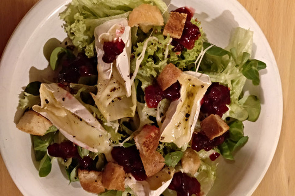 Blattsalat mit gegrilltem Camembert