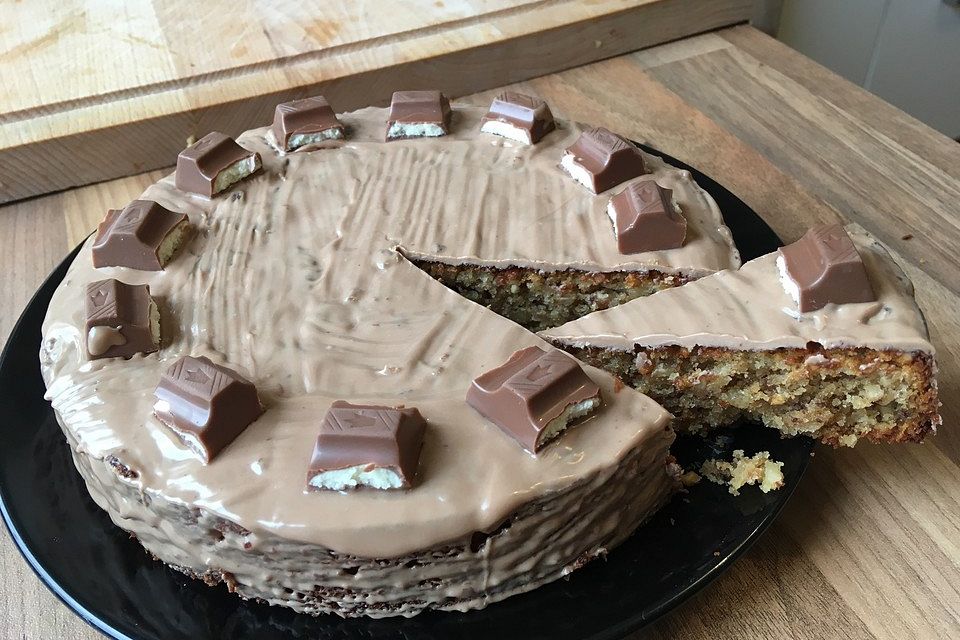 Nuss-Kinder Country-Kuchen mit Kinderschokoladenüberzug