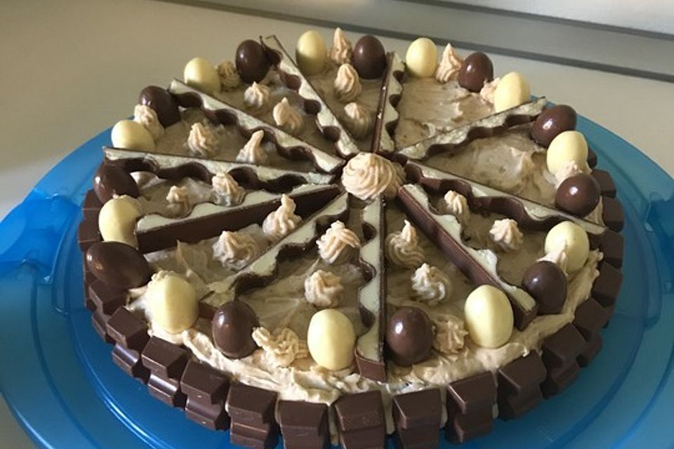 Nuss-Kinder Country-Kuchen mit Kinderschokoladenüberzug