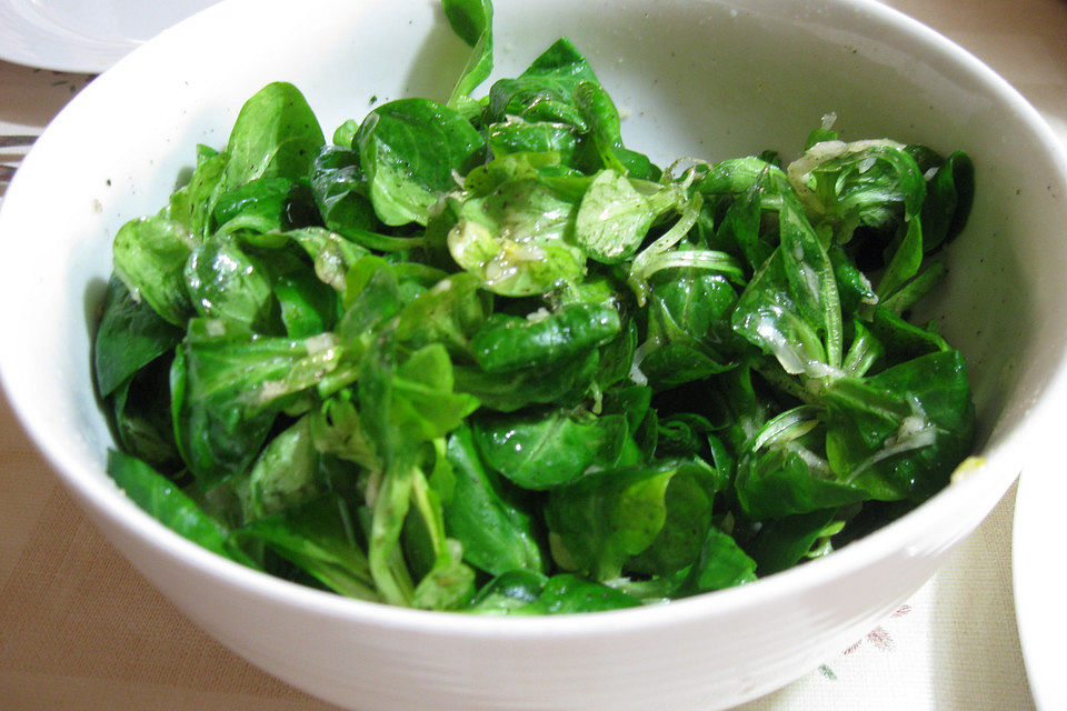 Feldsalat mit Kartoffeldressing Feldsalat mit Kartoffeldressing
