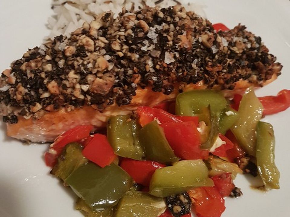 Lachs mit Oliven-Nuss-Kruste auf Paprikagemüse von SonChris| Chefkoch