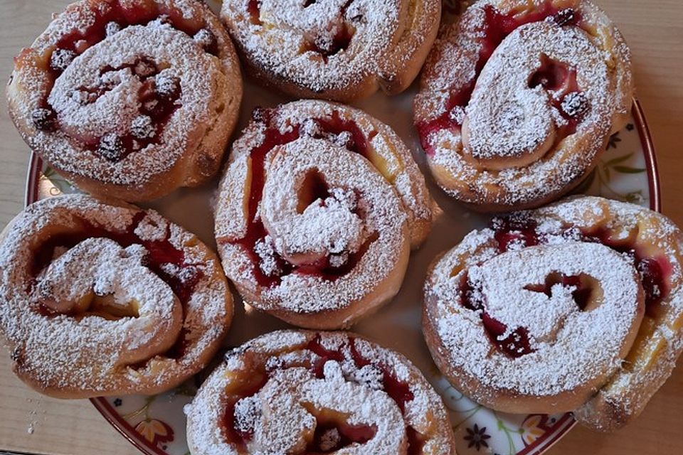 Puddingschnecken mit Johannisbeeren Puddingschnecken mit Johannisbeeren