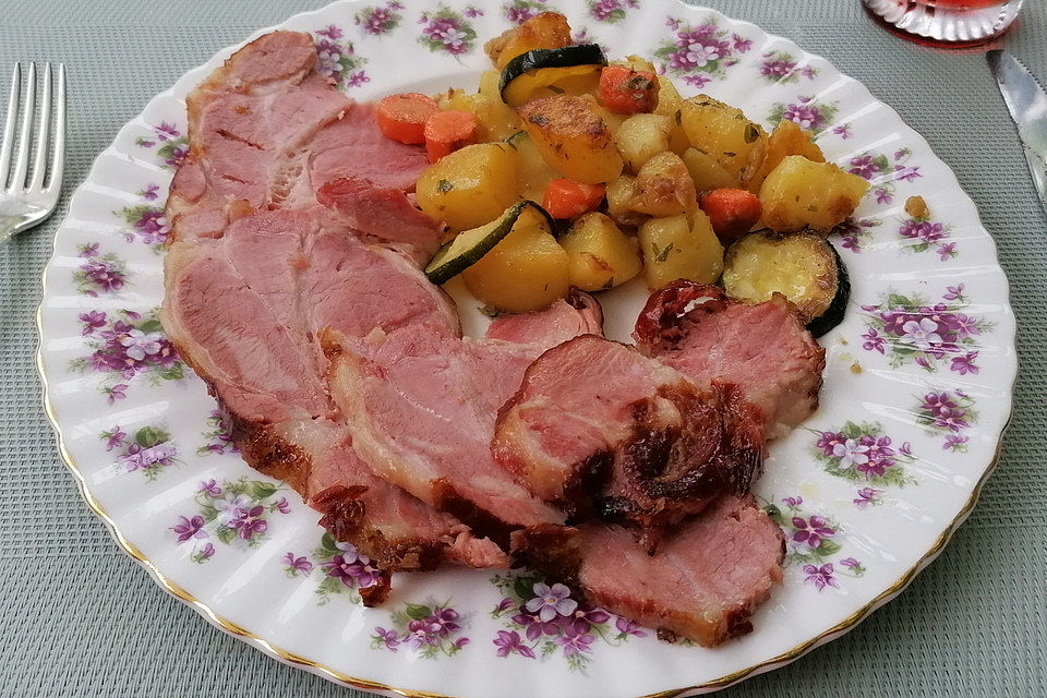 Glasierter Kasseler - Braten mit Balsamico - Gemüse