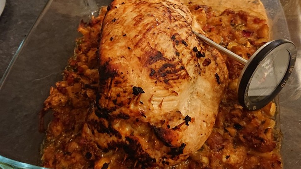 Gefüllte Putenbrust mit Niedrigtemperatur gegart, z.B. für Thanksgiving ... Gefüllte Putenbrust mit Niedrigtemperatur gegart, z.B. für Thanksgiving ...