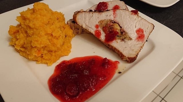 Gefüllte Putenbrust mit Niedrigtemperatur gegart, z.B. für Thanksgiving ... Gefüllte Putenbrust mit Niedrigtemperatur gegart, z.B. für Thanksgiving ...